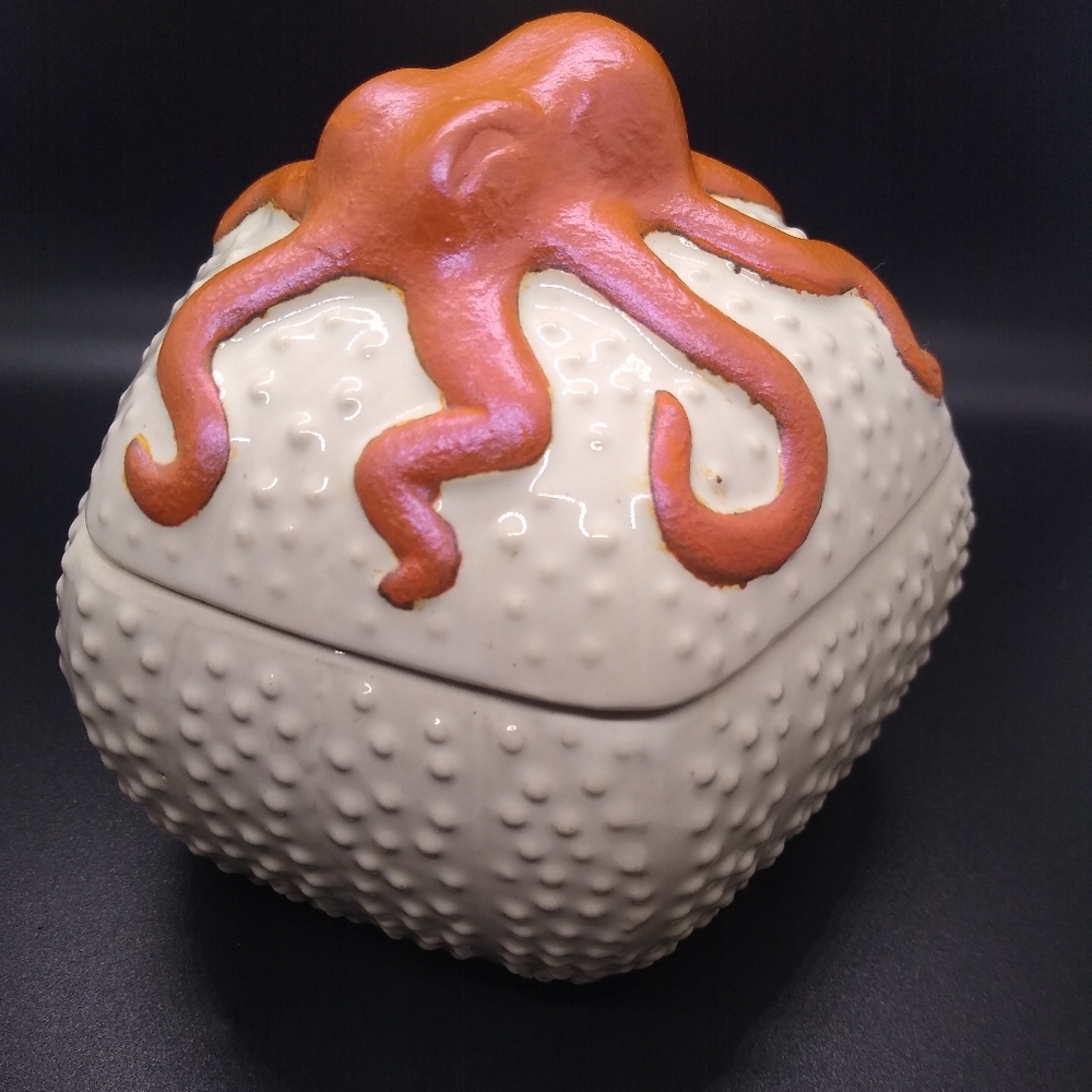 Octopus Crowned Ceramic Urchin Box